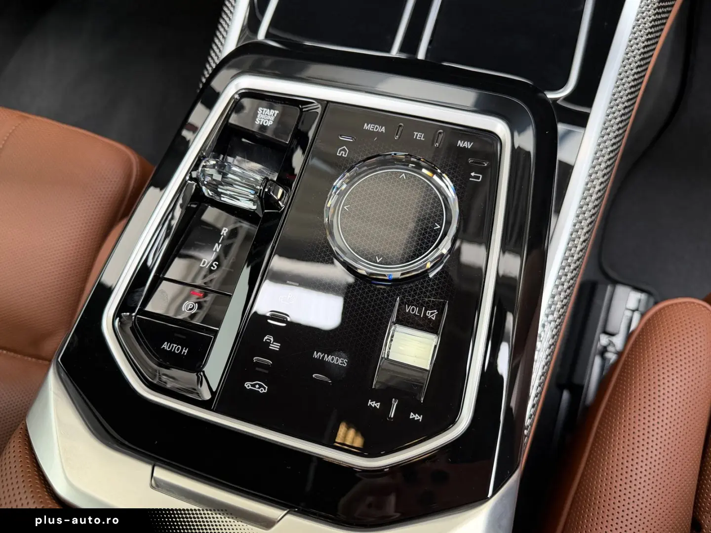 BMW M760 e xDr. Executive TwoTone TV B&W UPE218