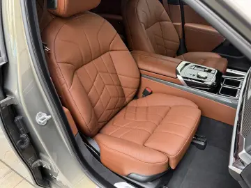 BMW M760 e xDr. Executive TwoTone TV B&W UPE218