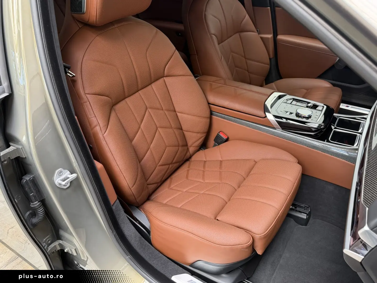 BMW M760 e xDr. Executive TwoTone TV B&W UPE218