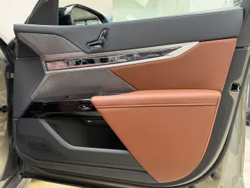 BMW M760 e xDr. Executive TwoTone TV B&W UPE218