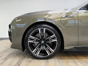 BMW M760 e xDr. Executive TwoTone TV B&W UPE218