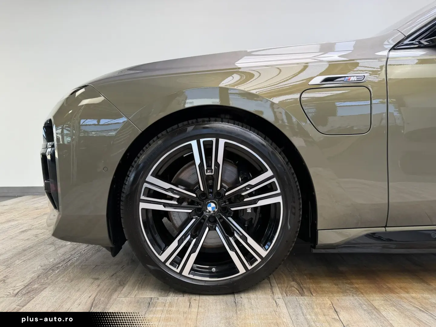 BMW M760 e xDr. Executive TwoTone TV B&W UPE218