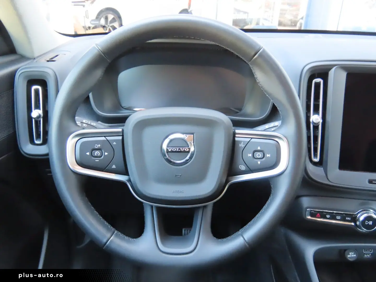 VOLVO XC40 T2 Essential (Winter-Paket; Soundsystem...)