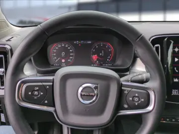 VOLVO XC40 T3 Momentum Pro 2WD Automatik Bluetooth LED