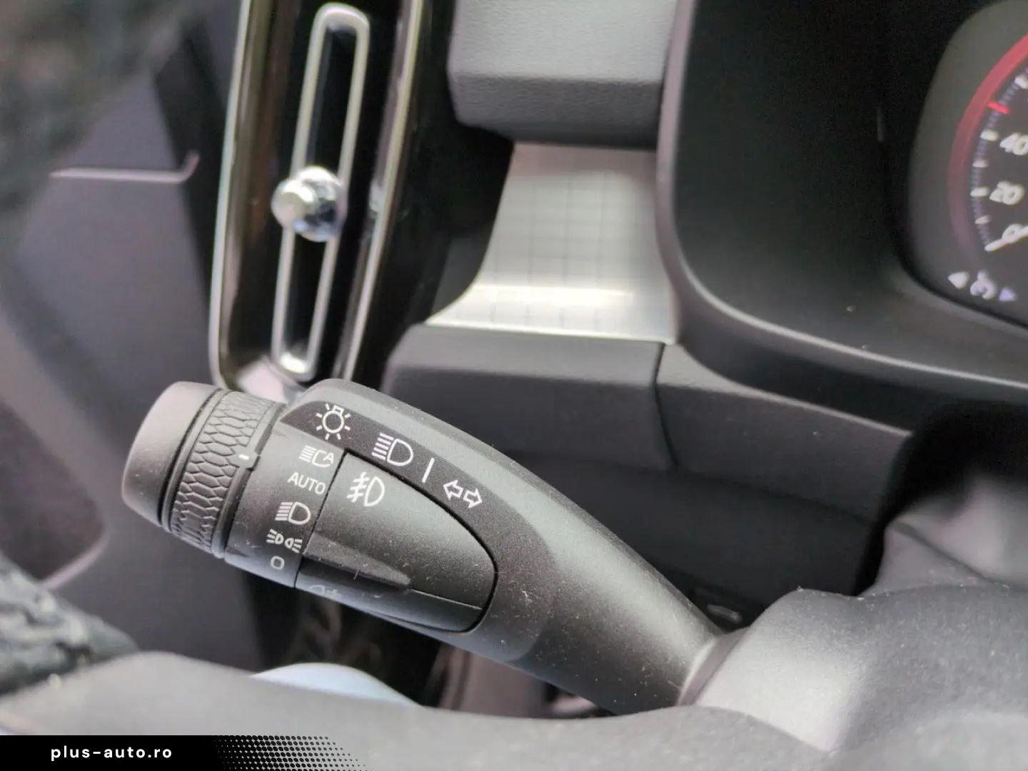 VOLVO XC40 T3 Momentum Pro 2WD Automatik Bluetooth LED