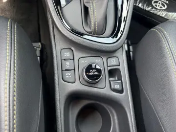 TOYOTA Yaris Cross Hybrid AWD-i Adventure 4X4 AHK Dashc