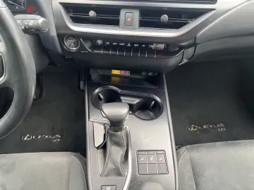 LEXUS UX 250h STYLE FACELIFT  ALLW. CARPLAY GARANTIE