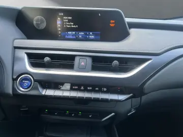 LEXUS UX 250h STYLE SHZ KAMERA PDC LED DAB CARPLAY 18