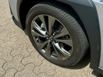 LEXUS UX 250h F-SPORT ACC RFK Car-Play 15J-GARANTIE