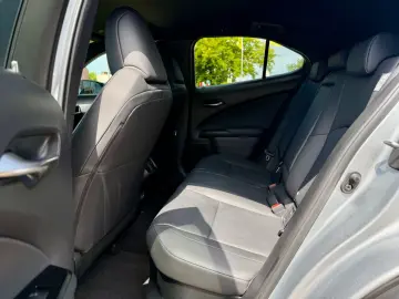 LEXUS UX 250h F-SPORT ACC RFK Car-Play 15J-GARANTIE