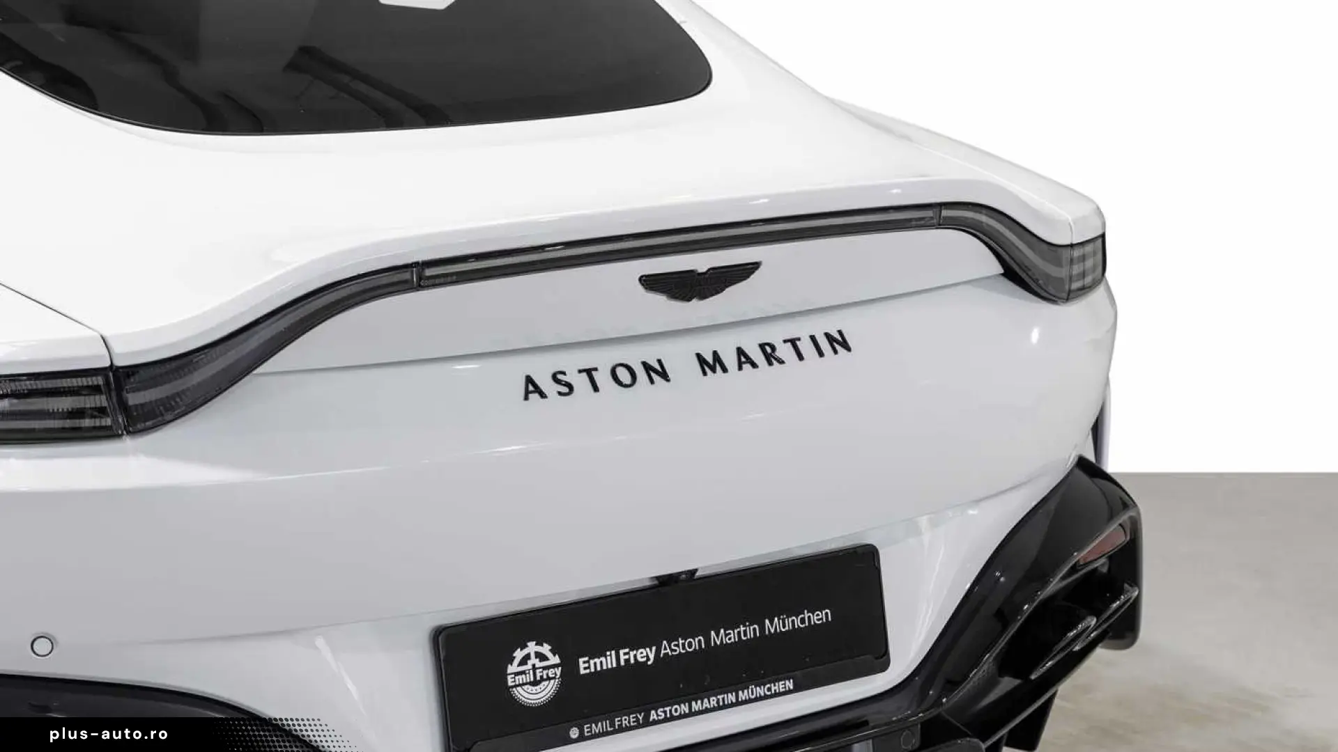 Aston Martin V8 Vantage -Zenith White-