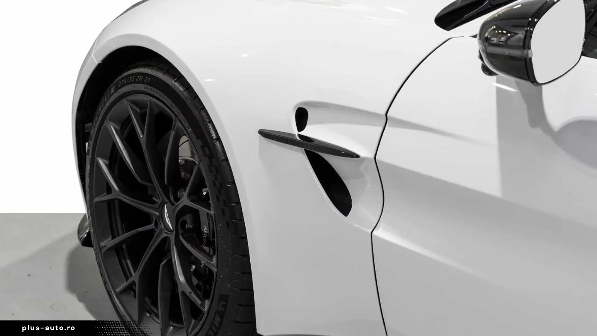 Aston Martin V8 Vantage -Zenith White-