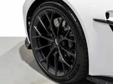 Aston Martin V8 Vantage -Zenith White-