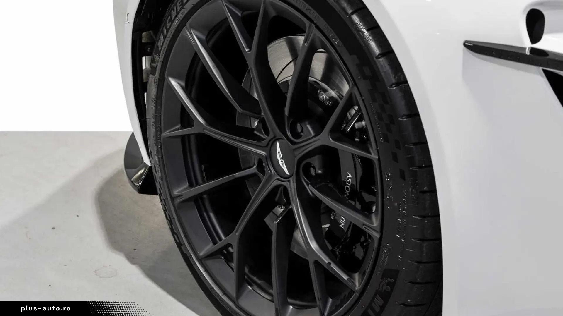 Aston Martin V8 Vantage -Zenith White-