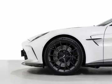 Aston Martin V8 Vantage -Zenith White-