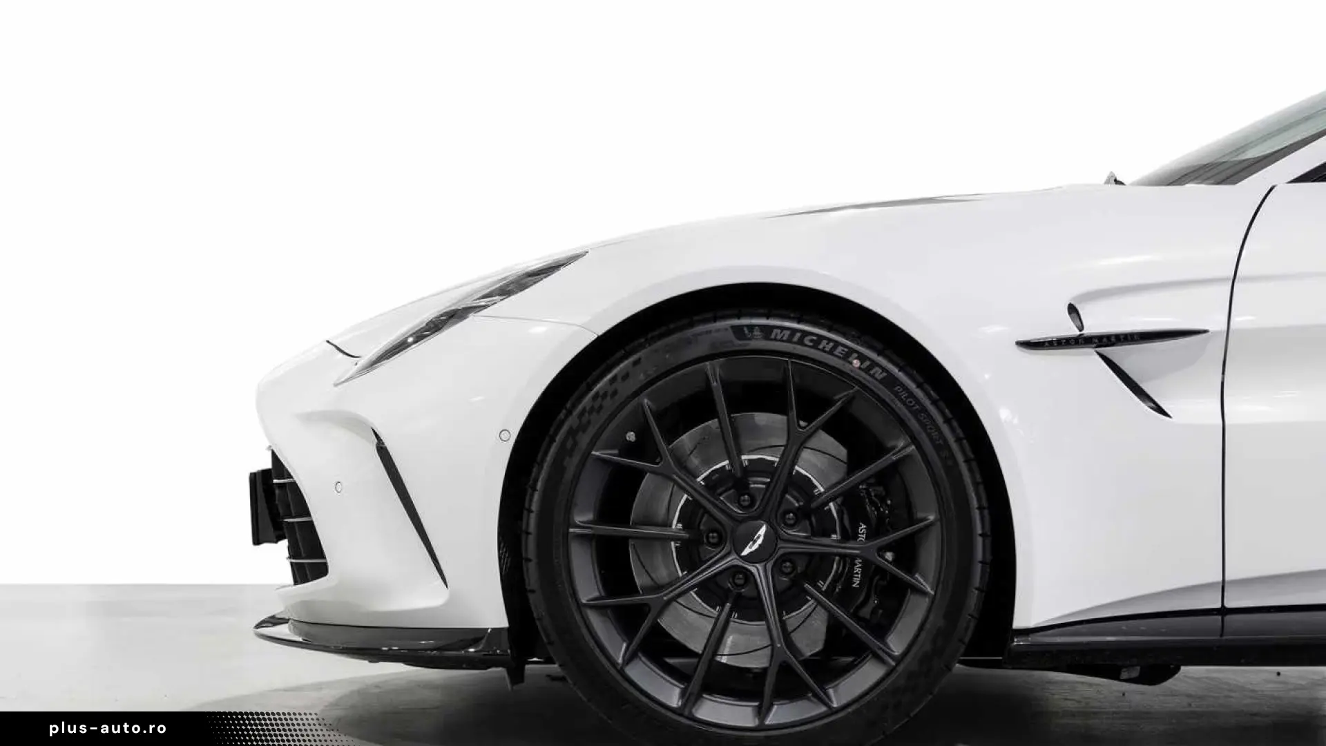 Aston Martin V8 Vantage -Zenith White-