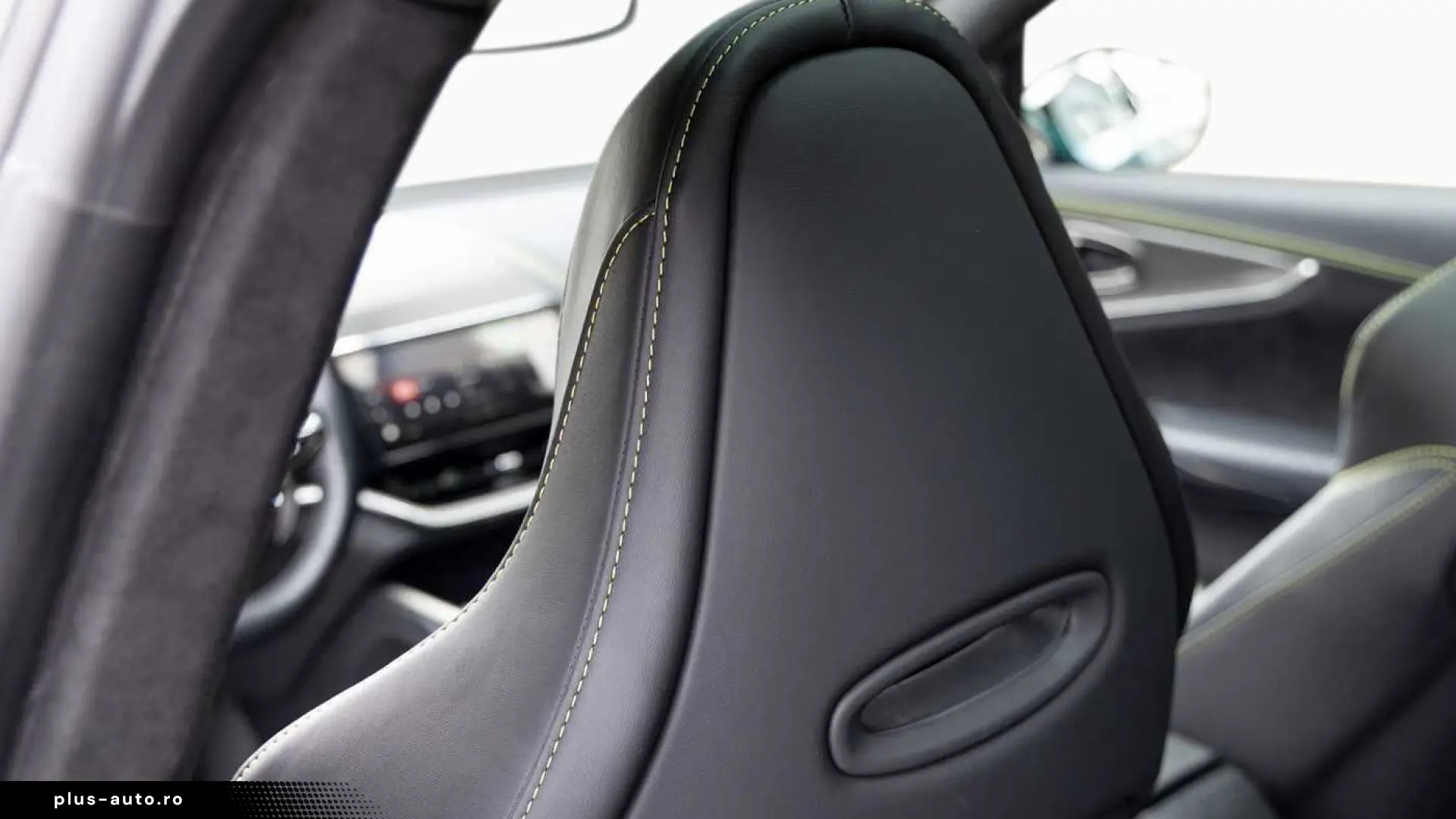 Aston Martin DBX 707 -Podium Green-