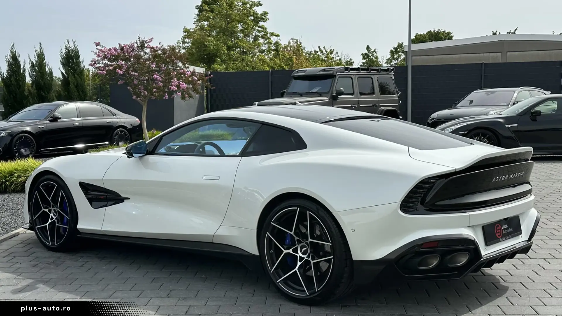 Aston Martin Vanquish V12 by  Q  full CARBON