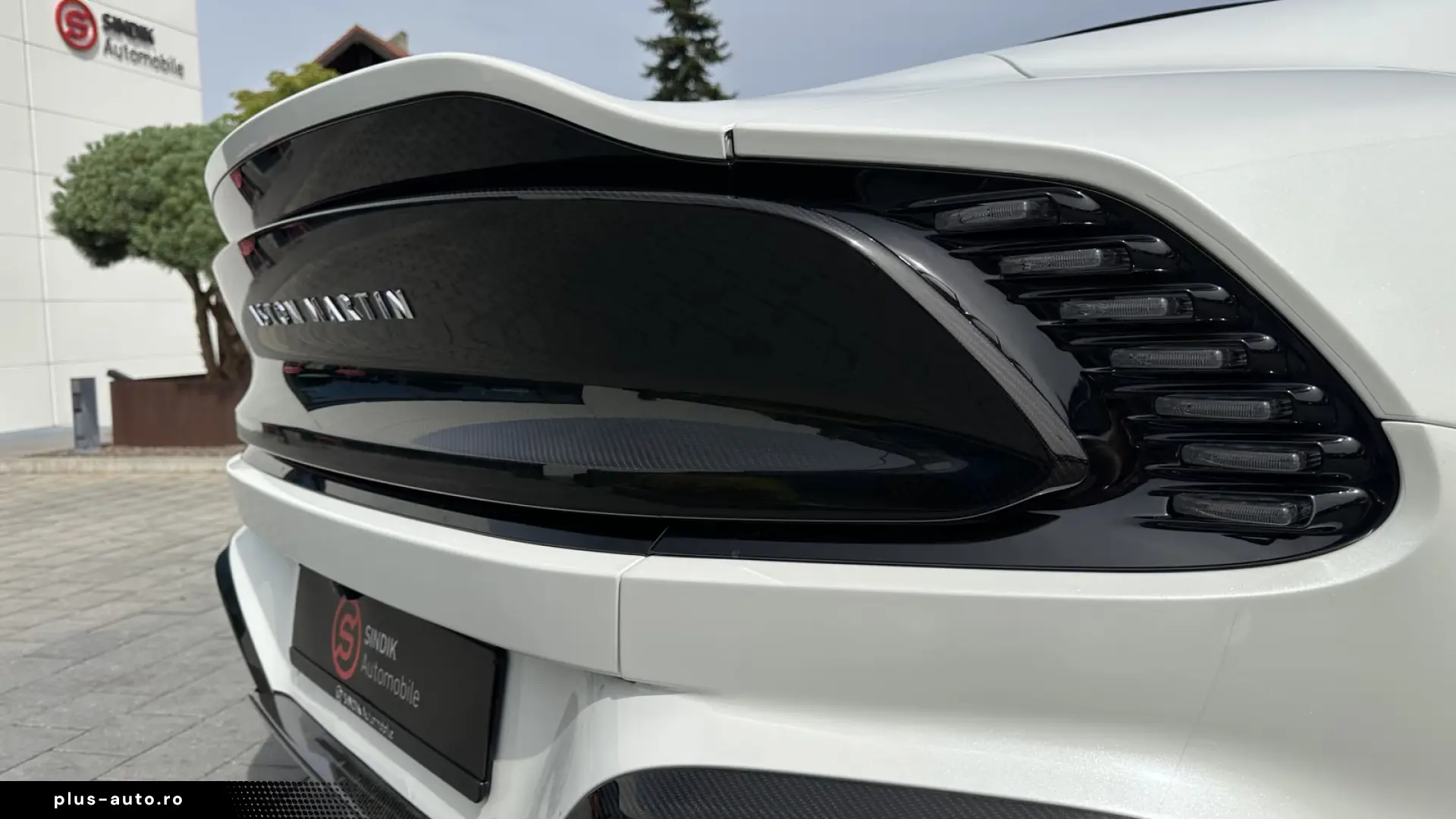 Aston Martin Vanquish V12 by  Q  full CARBON