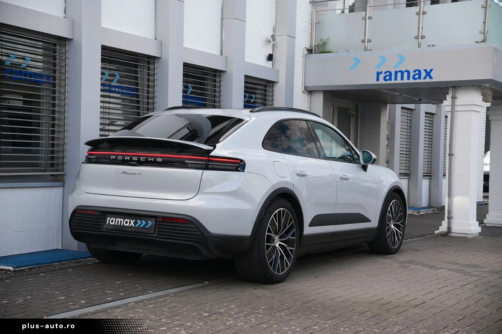 PORSCHE Macan 4 INNODRIVE-LUFT.-PANO-2xDISPLAY-AHK