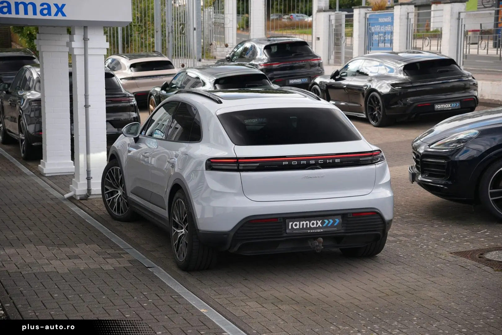 PORSCHE Macan 4 INNODRIVE-LUFT.-PANO-2xDISPLAY-AHK