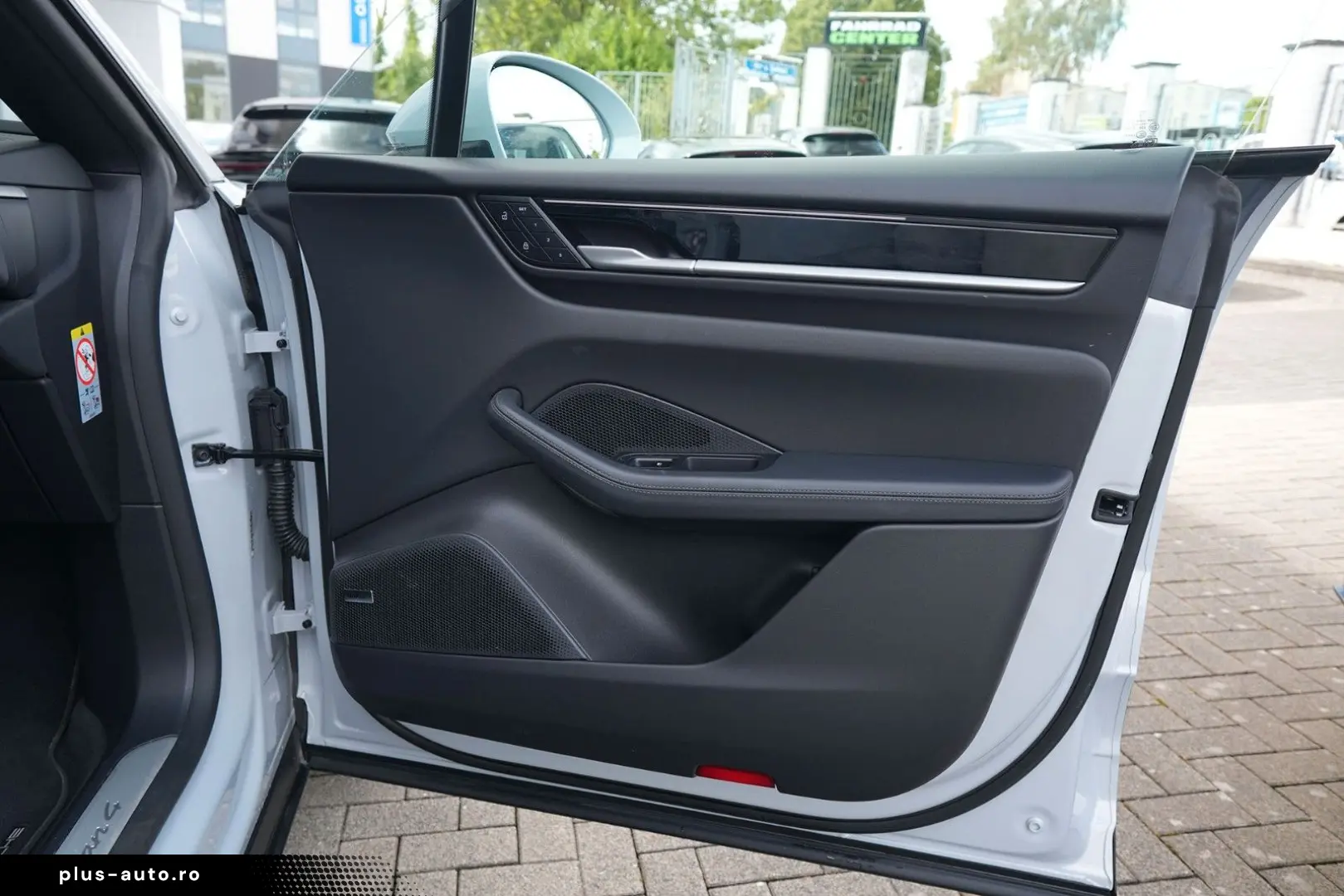 PORSCHE Macan 4 INNODRIVE-LUFT.-PANO-2xDISPLAY-AHK