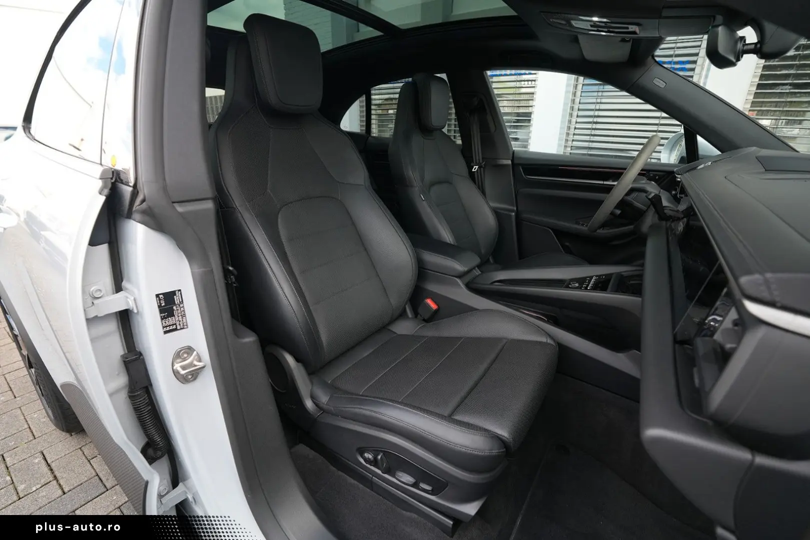 PORSCHE Macan 4 INNODRIVE-LUFT.-PANO-2xDISPLAY-AHK