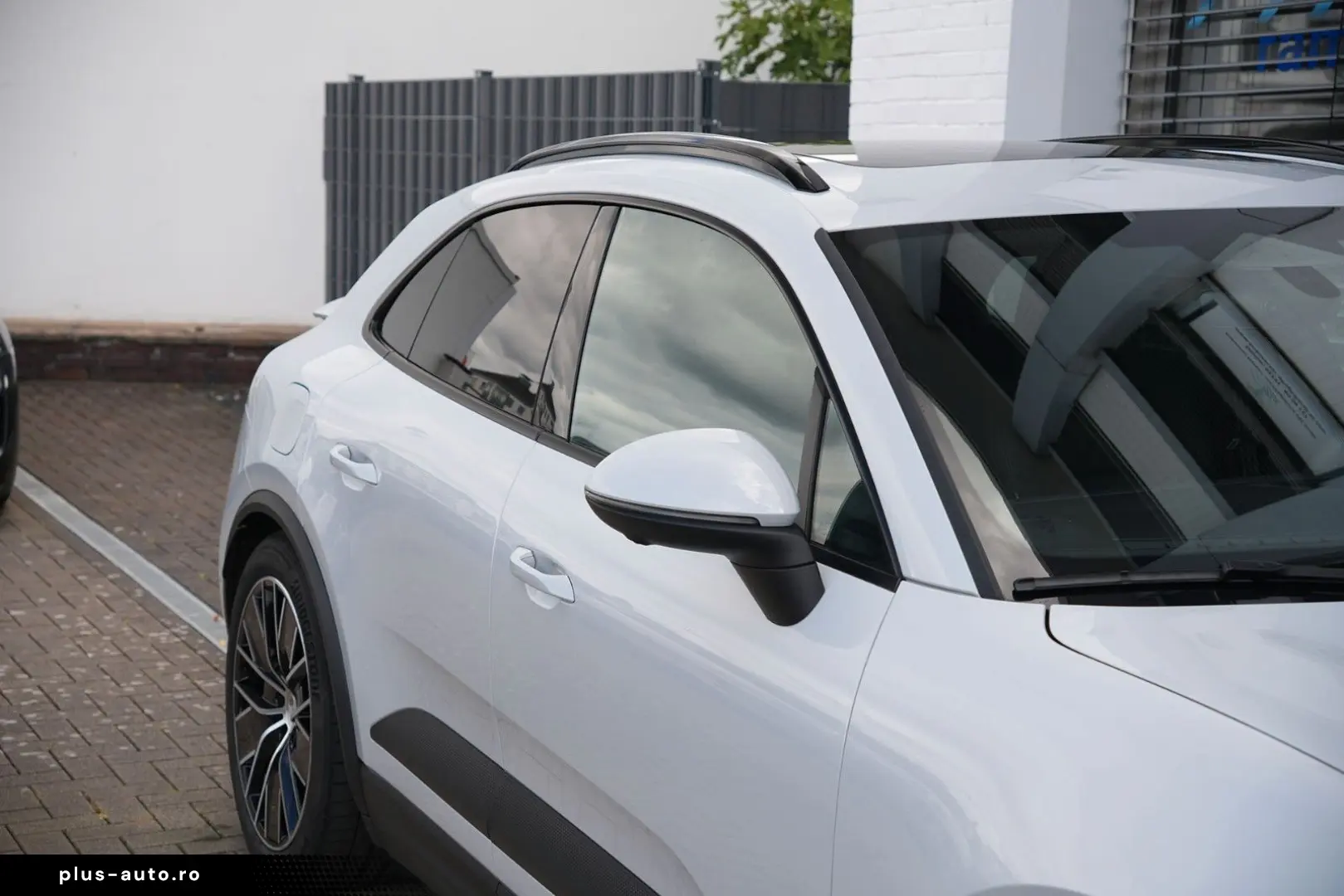 PORSCHE Macan 4 INNODRIVE-LUFT.-PANO-2xDISPLAY-AHK
