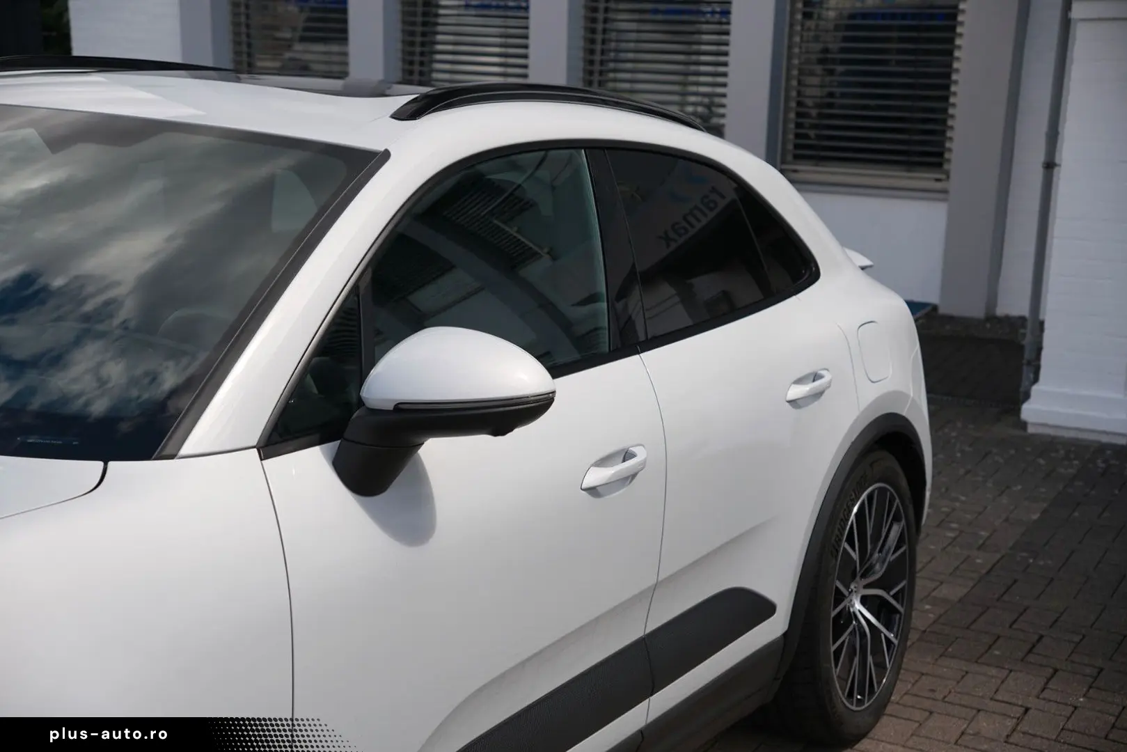 PORSCHE Macan 4 INNODRIVE-LUFT.-PANO-2xDISPLAY-AHK