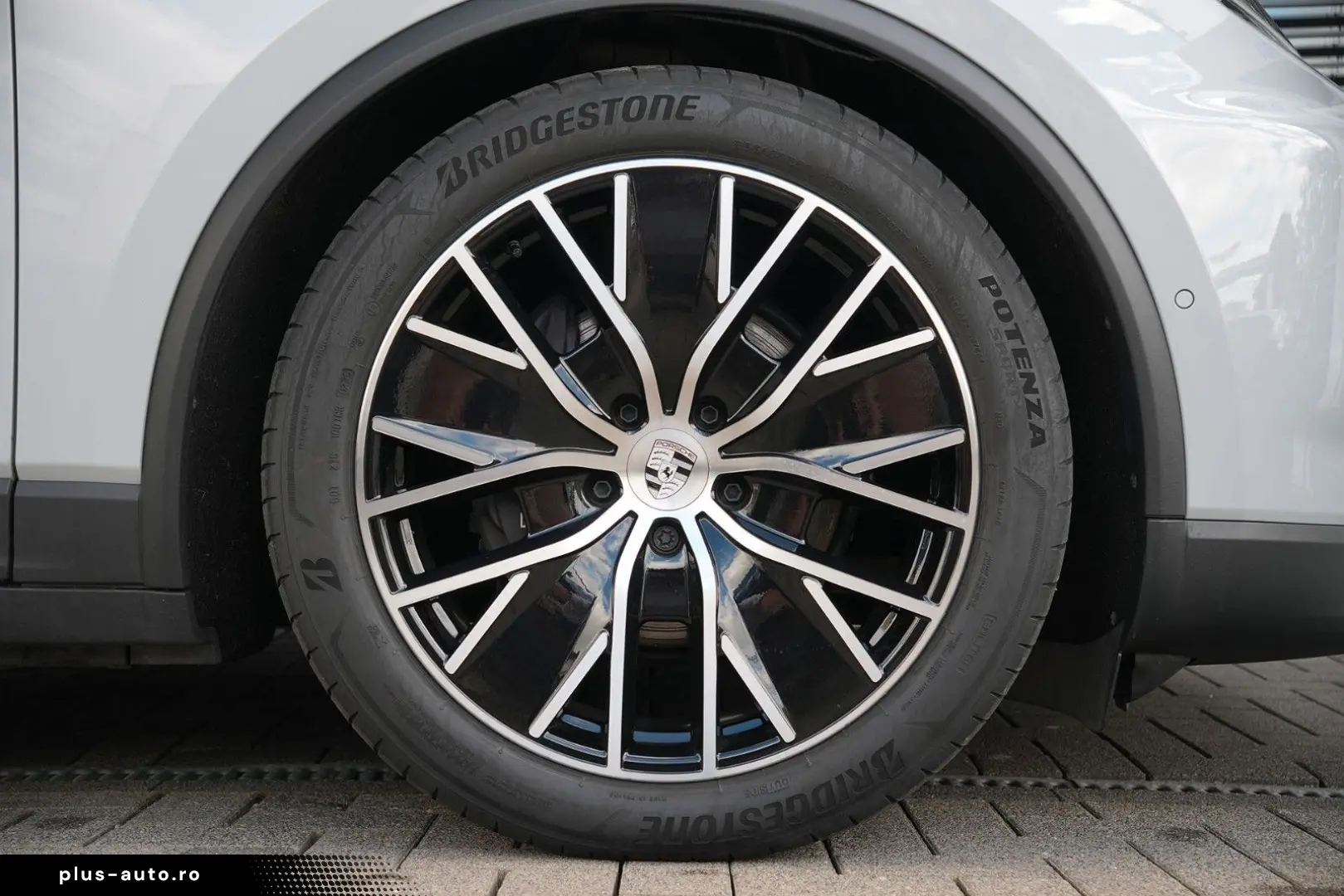 PORSCHE Macan 4 INNODRIVE-LUFT.-PANO-2xDISPLAY-AHK