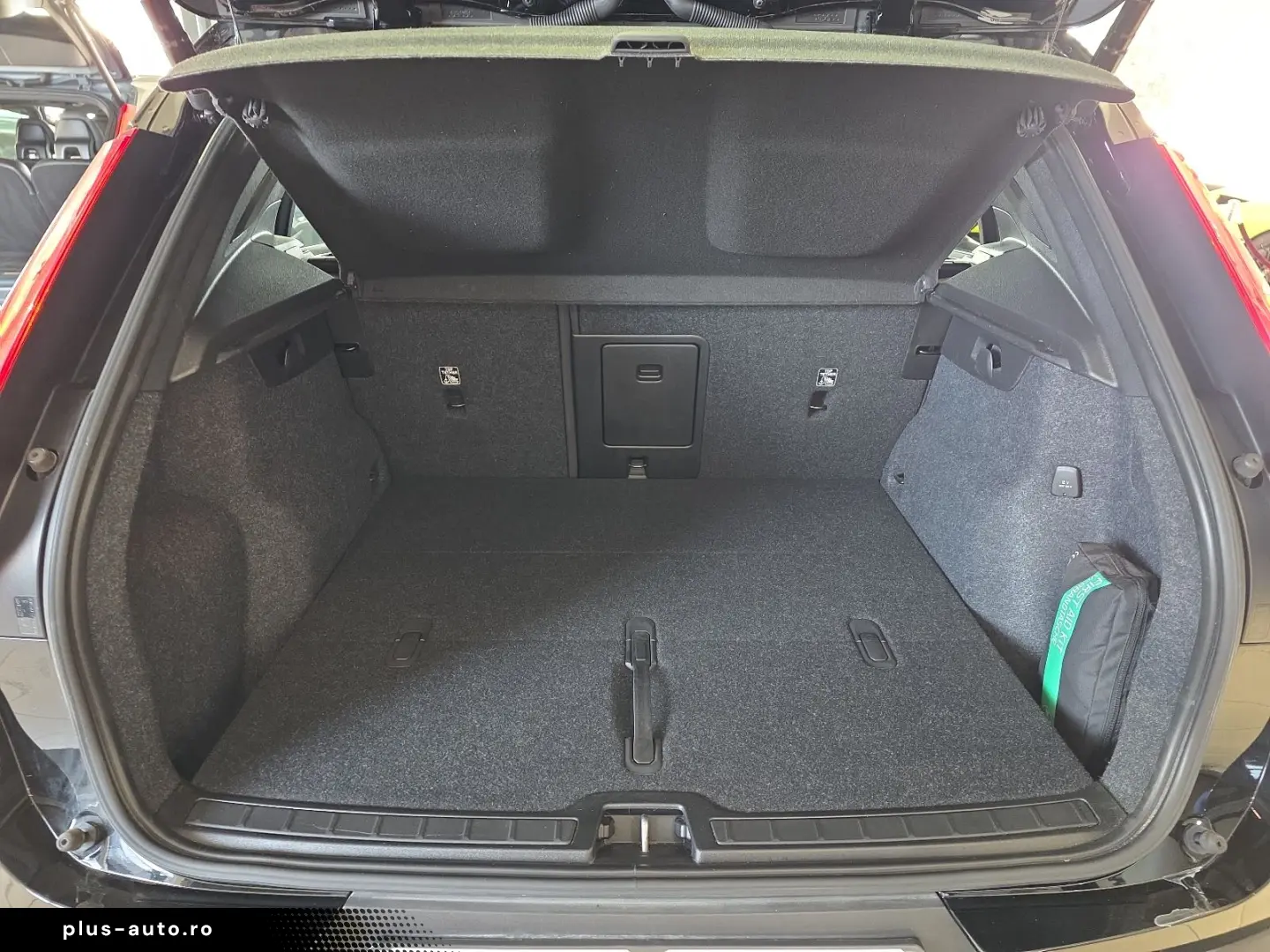 VOLVO XC40 T3 R-Design ACC AHK 360  H K LED 19  SHZ