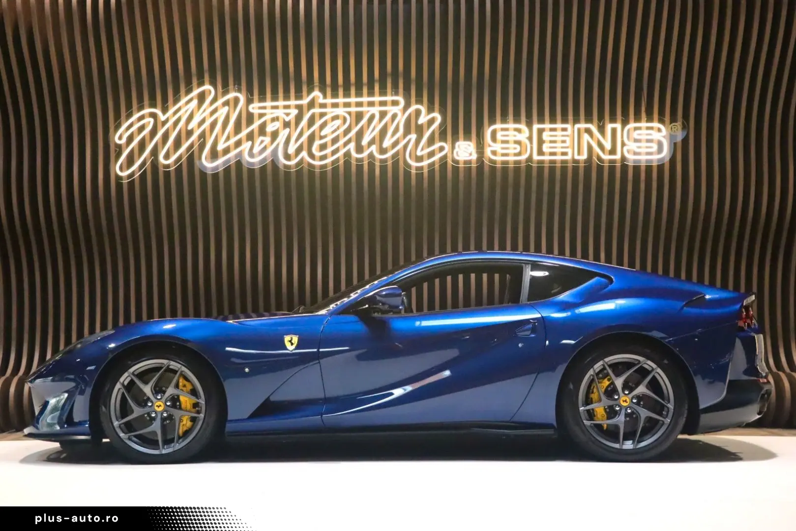 FERRARI 812 Superfast - Carbon - Lift - Display
