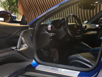 FERRARI 812 Superfast - Carbon - Lift - Display