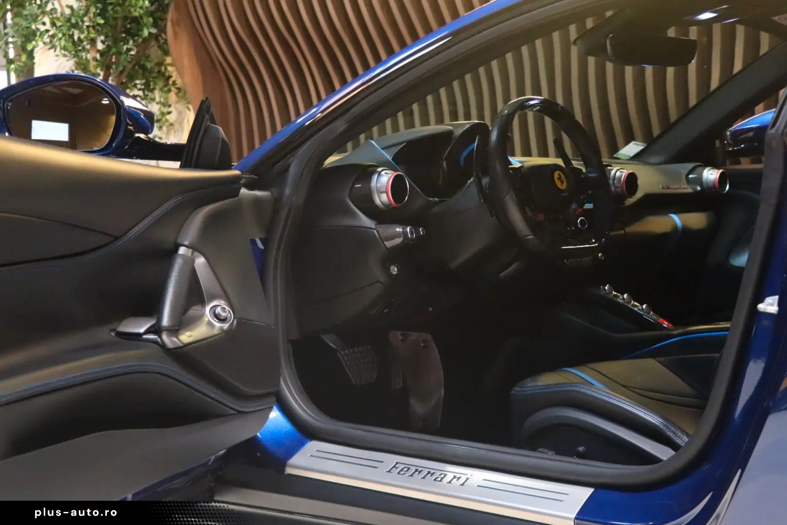 FERRARI 812 Superfast - Carbon - Lift - Display