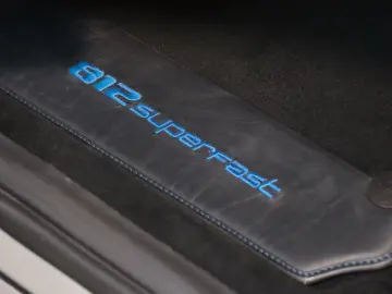 FERRARI 812 Superfast - Carbon - Lift - Display