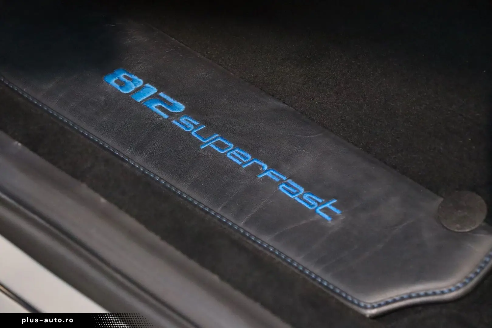 FERRARI 812 Superfast - Carbon - Lift - Display