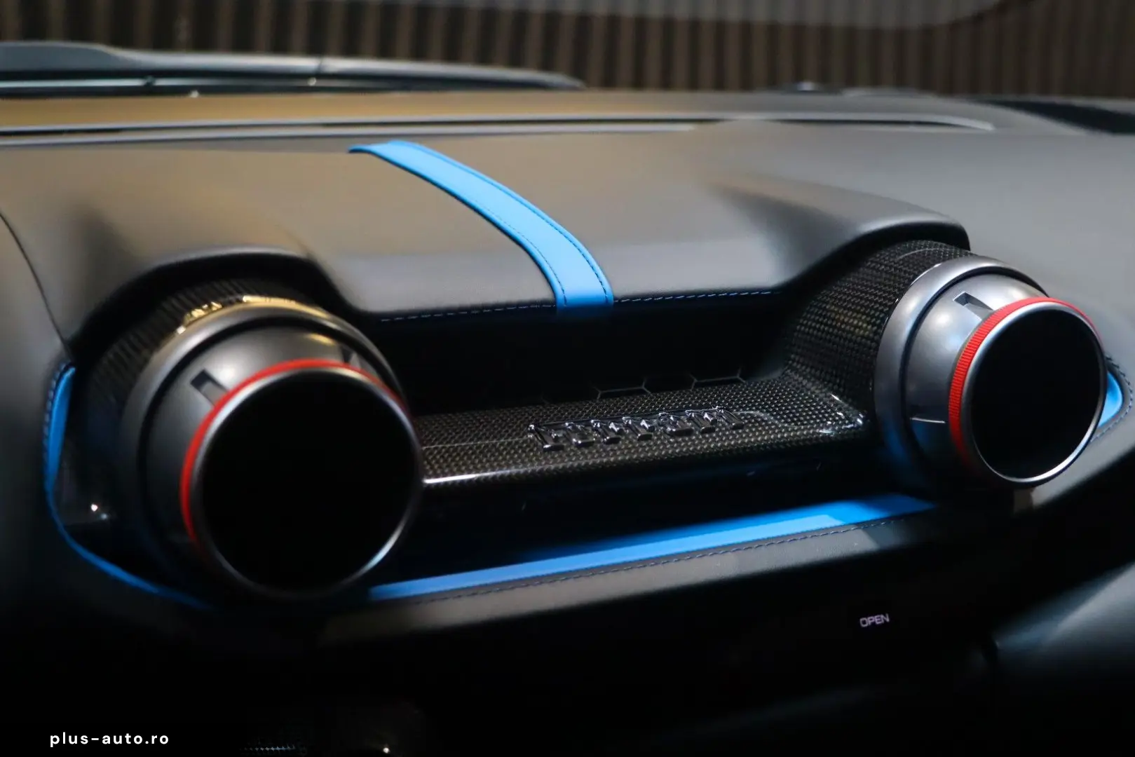 FERRARI 812 Superfast - Carbon - Lift - Display