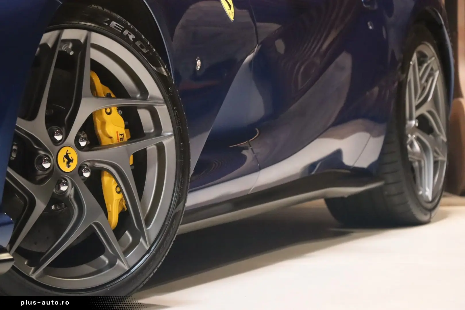 FERRARI 812 Superfast - Carbon - Lift - Display