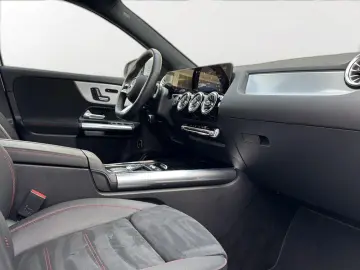 MERCEDES-BENZ GLA 250 4M AMG line MultibeamLED 360  Memory