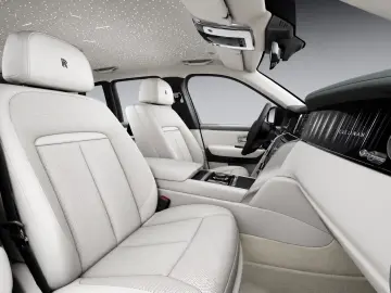 Rolls-Royce Cullinan Silver Badge  2026   5 Seats   On stock