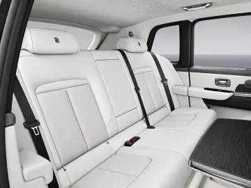Rolls-Royce Cullinan Silver Badge  2026   5 Seats   On stock