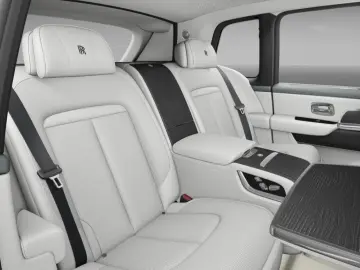Rolls-Royce Cullinan Silver Badge  2026   4 Seats   On stock