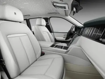 Rolls-Royce Cullinan Silver Badge  2026   4 Seats   On stock