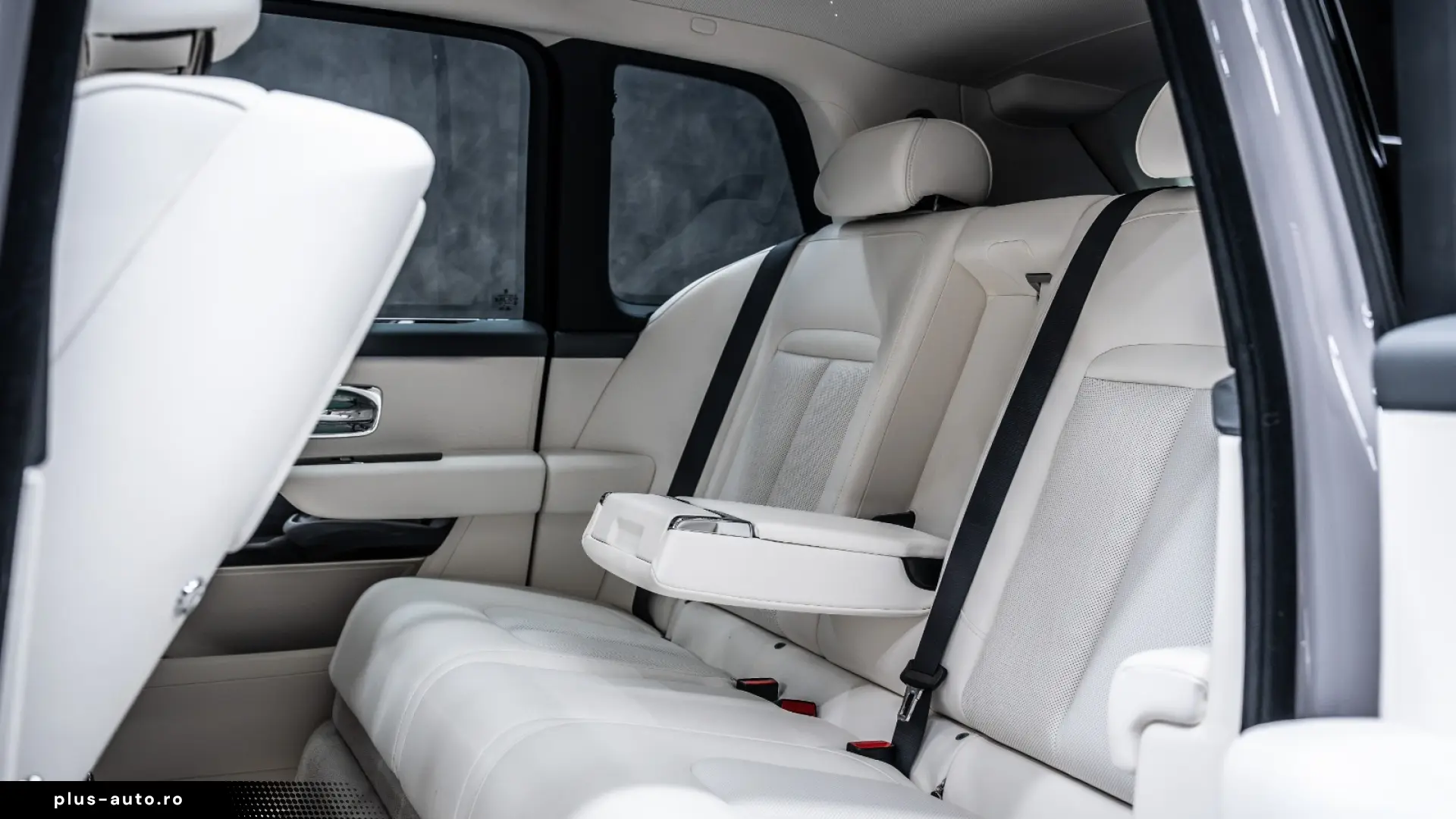 Rolls-Royce Cullinan SERIES II BESPOKE SHOOTING REAR MY2026