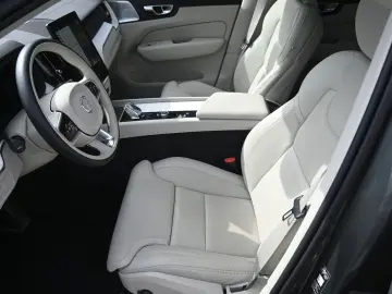 VOLVO XC60 B5 B  Ultra Dark AWD B&W PANO LUFT AHK