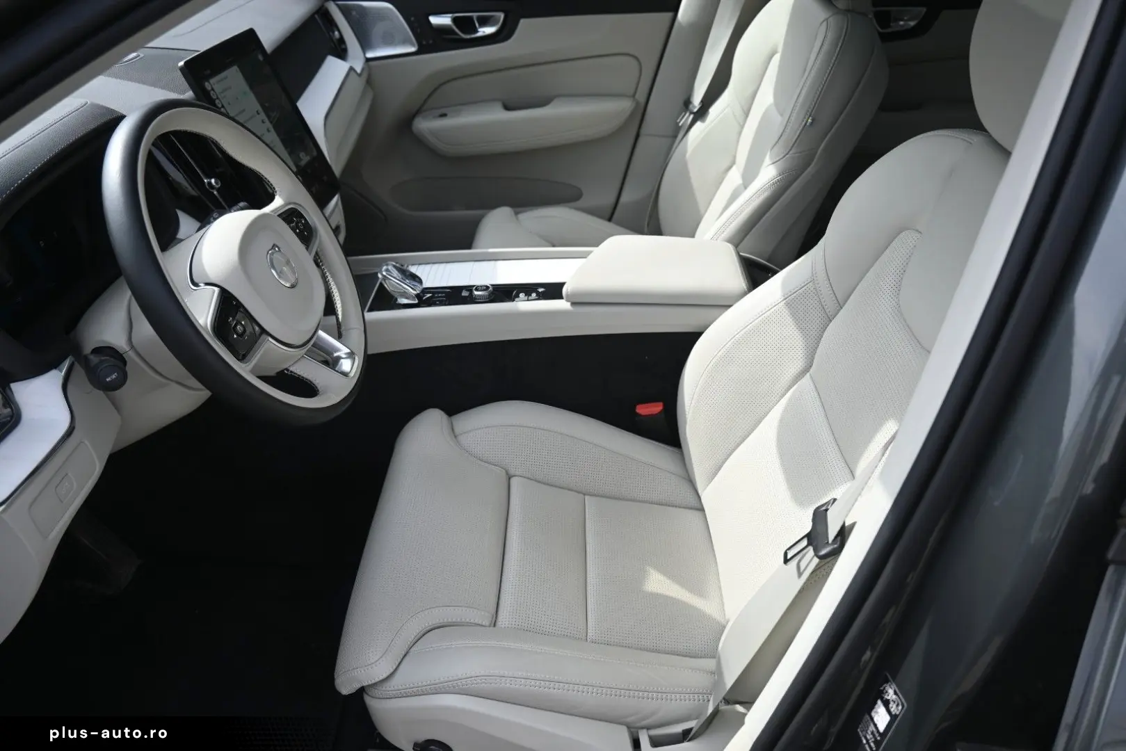 VOLVO XC60 B5 B  Ultra Dark AWD B&W PANO LUFT AHK