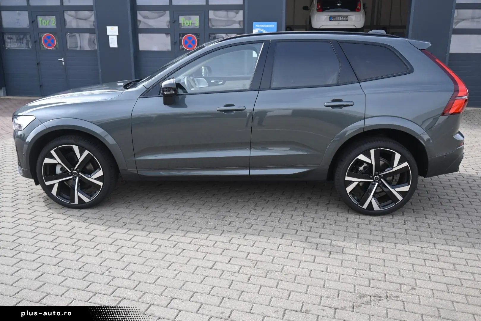 VOLVO XC60 B5 B  Ultra Dark AWD B&W PANO LUFT AHK