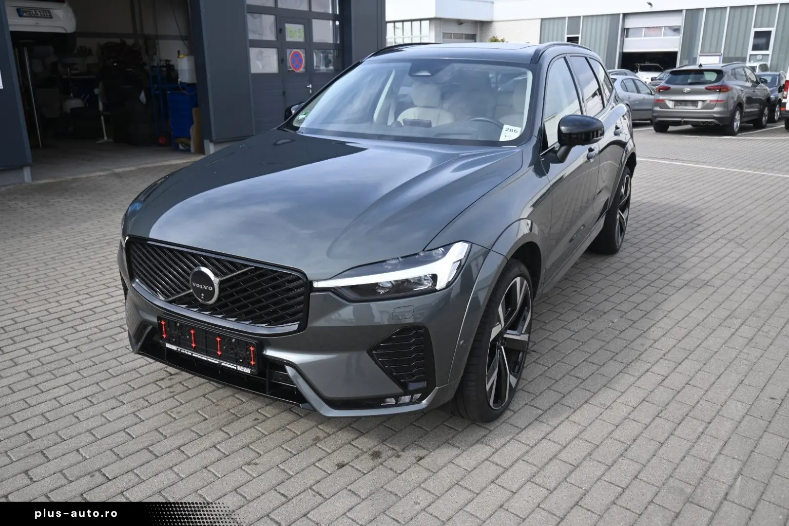 VOLVO XC60 B5 B  Ultra Dark AWD B&W PANO LUFT AHK