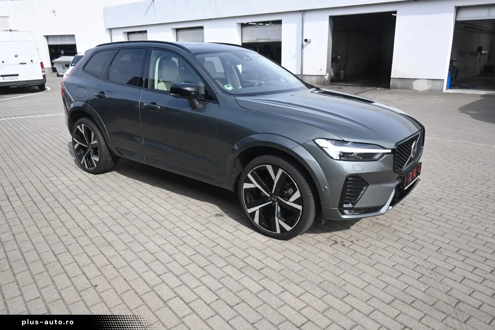 VOLVO XC60 B5 B  Ultra Dark AWD B&W PANO LUFT AHK