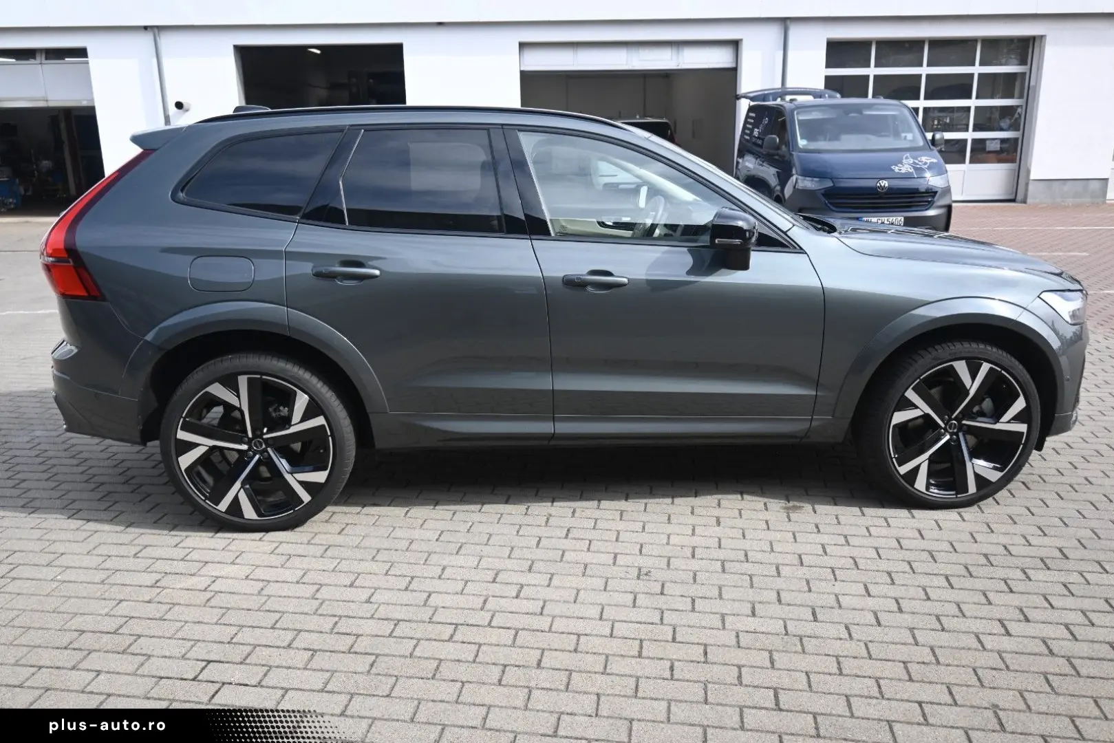 VOLVO XC60 B5 B  Ultra Dark AWD B&W PANO LUFT AHK
